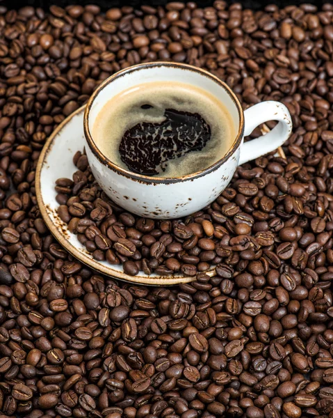 Voedsel drinkt. Zwarte koffiebonen achtergrond — Stockfoto