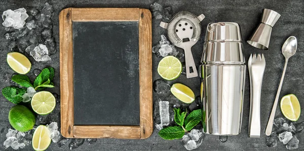 Drink att göra verktyg ingredienser cocktail Blackboard recept text — Stockfoto