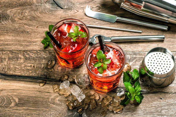 Cocktail com morango, folhas de hortelã, gelo. Ferramentas de fabricação de bebidas — Fotografia de Stock