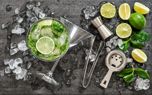 Mojito cocktail ingrediënten limoen munt ijs drankje maken accessori — Stockfoto