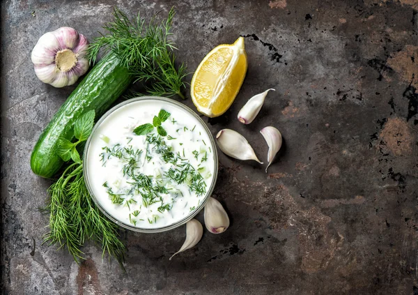 Tzatziki saus ingrediënten komkommer, knoflook, dill voedsel pagina — Stockfoto