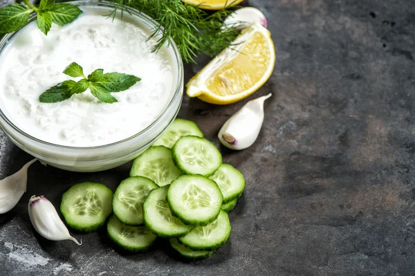 Molho tzatziki com ingredientes Alimentos saudáveis — Fotografia de Stock