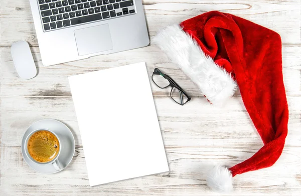 Computer op kantoor bureau, koffie papier Kerst vakantie decoratie — Stockfoto