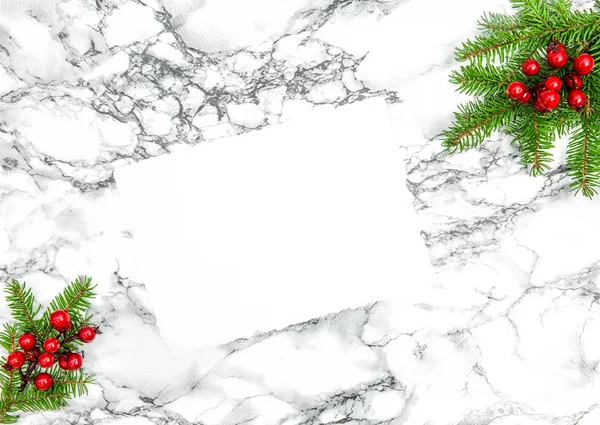 白色纸张与圣诞树枝饰品 — 图库照片