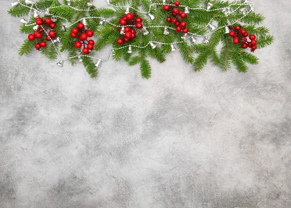 Weihnachtsbaum Zweige rote Beeren Feiertagsdekoration — Stockfoto