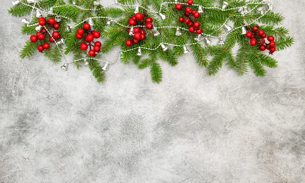 Kerstboom takken rode bessen zilveren garland — Stockfoto