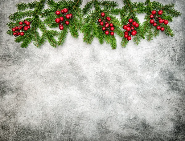 Rami di albero di Natale bacche rosse. Vacanze decorazione vintage — Foto Stock