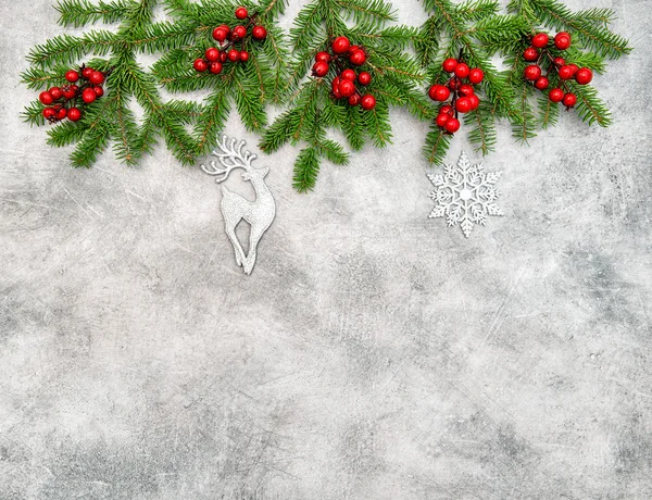 Árbol de Navidad ramas bayas rojas adornos de plata decoración — Foto de Stock