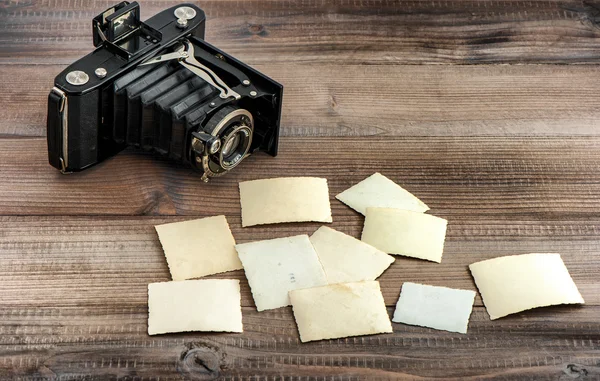 Vintage fotoğraf makinesi ve eski kağıt fotoğrafları — Stok fotoğraf