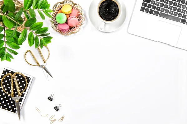 Office desk coffee, cookies, laptop computer Flat lay — Stock Photo, Image