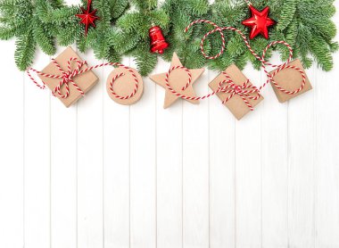 Noel ağacı dalları hediye kutu kırmızı dekorasyon süsleri