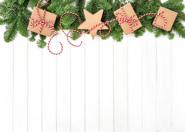 Noel ağaç dalları ve hediye kutuları dekorasyon