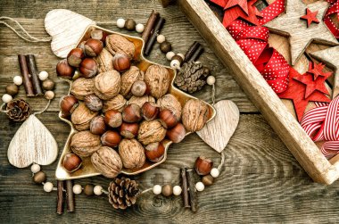 Ceviz Noel süslemeleri kırmızı kurdele vintage