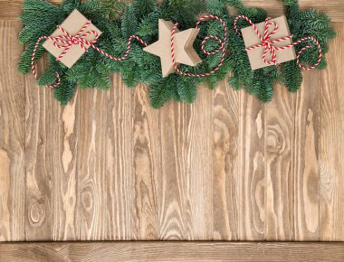 Noel ağacı dalları hediye kutuları rustik ahşap arka plan