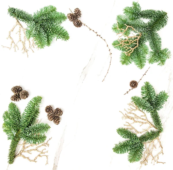 松の枝金装飾クリスマスの休日の背景 — ストック写真