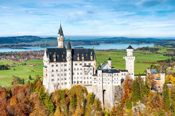 Neuschwanstein Castle in autumn Germany, Bavaria landscape — Stock Photo, Image