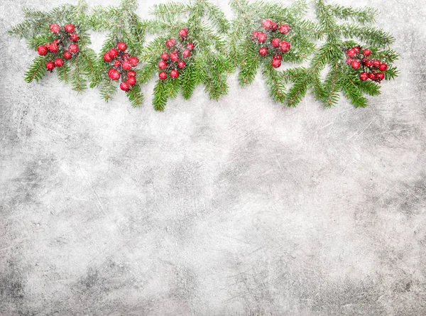 Karácsonyfa ágai piros bogyós gyümölcsök nyaralás dekoráció hó — Stock Fotó