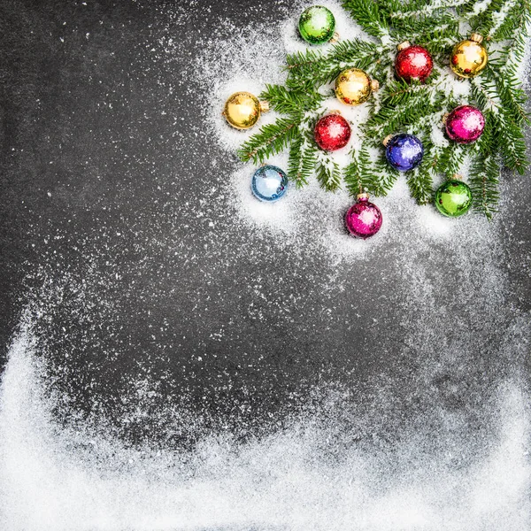 Kerstversiering ornamenten vakantie achtergrond sneeuw — Stockfoto