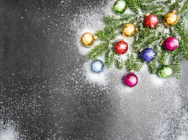 Decorações de Natal colorido baubles neve — Fotografia de Stock