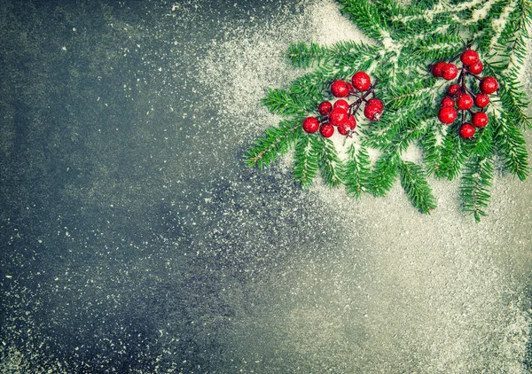 Kerstboom takken rode bessen sneeuw decoratie vintage — Stockfoto