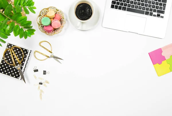 Piso puesto Oficina escritorio lugar de trabajo. Galletas de café ordenador nota pap —  Fotos de Stock