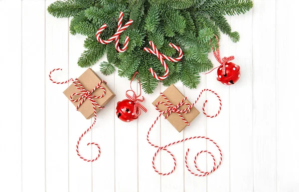 Kerstdecoratie ornamenten geschenk dozen pijnboomtakken boom — Stockfoto