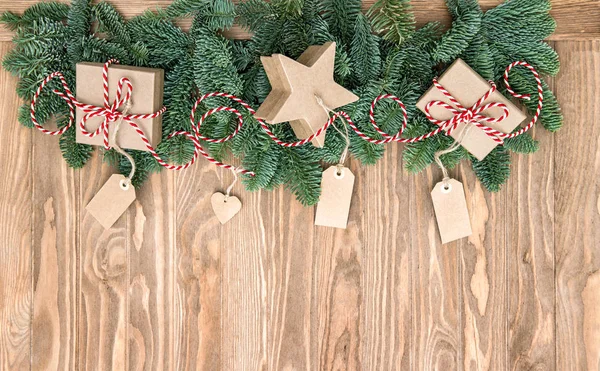 Ramas de árboles de Navidad y cajas de regalo — Foto de Stock