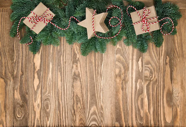 Julgran grenar gåva lådor trä bakgrund vintage — Stockfoto