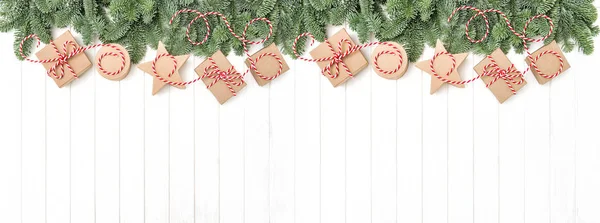 Árbol de Navidad ramas cajas de regalo banner de vacaciones — Foto de Stock