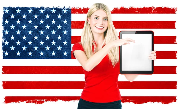 Genç kadın Amerikan ulusal bayrak bize seçim sonuçları — Stok fotoğraf