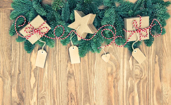 Noel ağaç dalları ve hediye kutuları vintage tonda — Stok fotoğraf