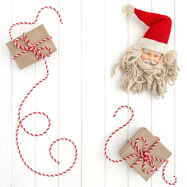 Decoraciones navideñas adornos fondo de madera blanco — Foto de Stock