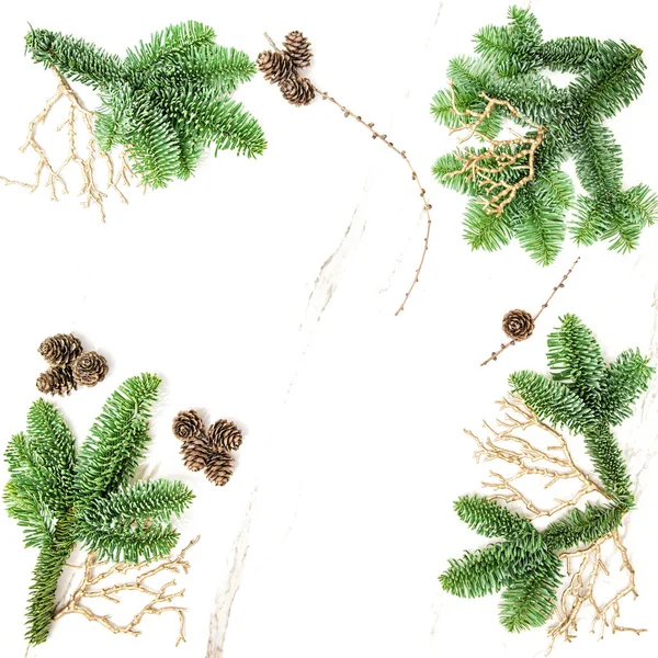 Navidad vacaciones fondo ramas de pino decoración dorada —  Fotos de Stock