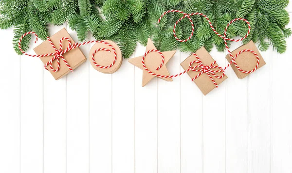 Cajas de regalo ramas de pino Decoración de vacaciones — Foto de Stock