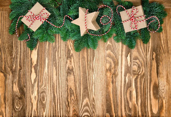 Ветки елки подарочные коробки деревянные задний фон — стоковое фото