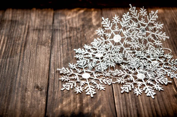 Natal decoração flocos de neve rústico fundo de madeira — Fotografia de Stock