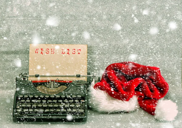 Old typewriter red hat Merry Christmas Wish List — Stock Photo, Image