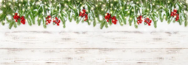 Decoración navideña Banner de vacaciones Árboles de pino ramas luces — Foto de Stock