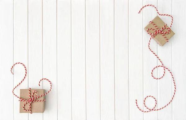 Cajas de regalo whire fondo de madera Navidad vacaciones — Foto de Stock