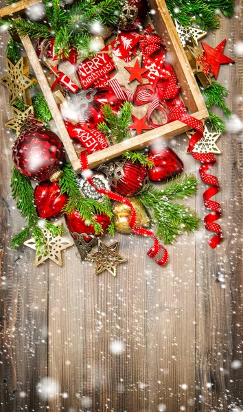 Weihnachtsdekoration rote Sterne Christbaumkugeln Schmuck fallender Schnee — Stockfoto