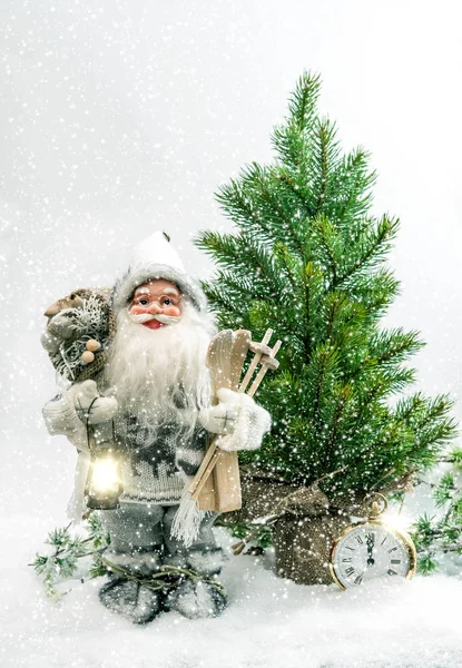 Árbol de Navidad de Papá Noel Regalos nieve Vacaciones de invierno decoración —  Fotos de Stock