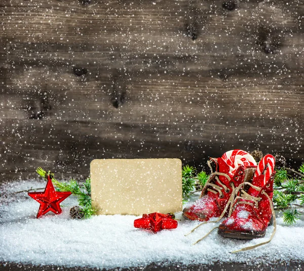 Vánoční dekorace hvězdy starožitné dětské boty padající sníh — Stock fotografie