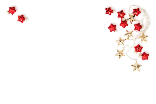 Weihnachtsschmuck goldene Sterne rote Kugeln flach gelegt — Stockfoto