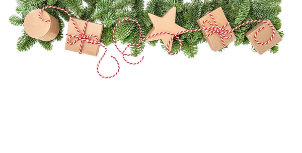 Kerst decoratie geschenk dozen Pine tree takken grens — Stockfoto