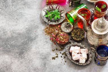 Çay tablo yer ayarını renkli oryantal sevindirdi gözlük