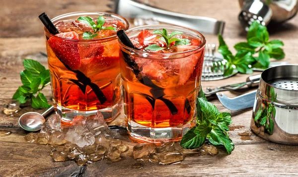 Rode drankje ijs SAP aardbei aperitief Cocktail bar gereedschap maken — Stockfoto