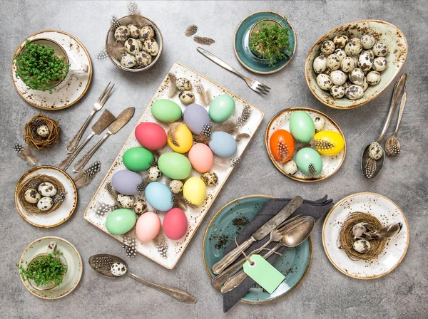 Cena de Pascua decoraciones huevos de colores Puesta plana —  Fotos de Stock