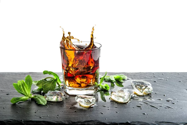 Szklankę coli napój ice mint pozostawia koktajl aperitif sok — Zdjęcie stockowe
