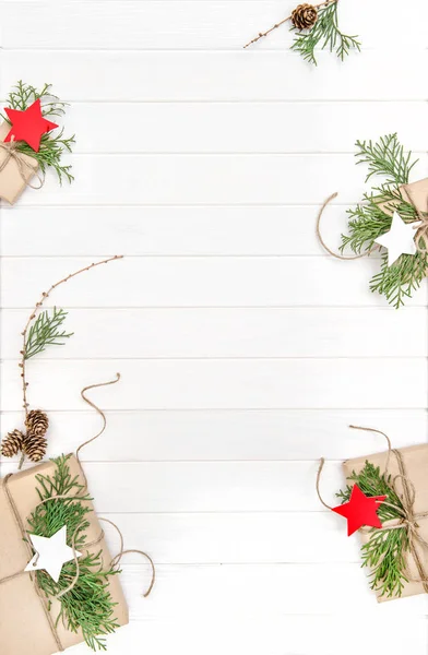 Feiertage hintergrund geschenk boxen weihnachten baum zweige flach legen — Stockfoto