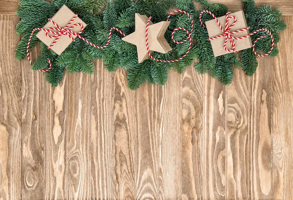 De gift van Kerstmis decoratie vakken houten achtergrond — Stockfoto